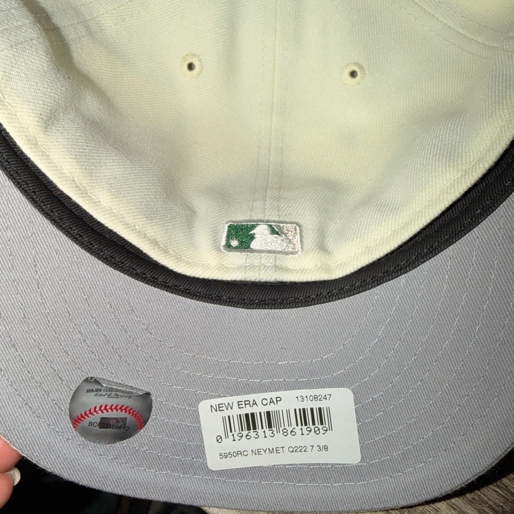 New Era Men's Cream 59FIFTY Fitted Cap with Green NY METS Logo - Picture 2 of 3